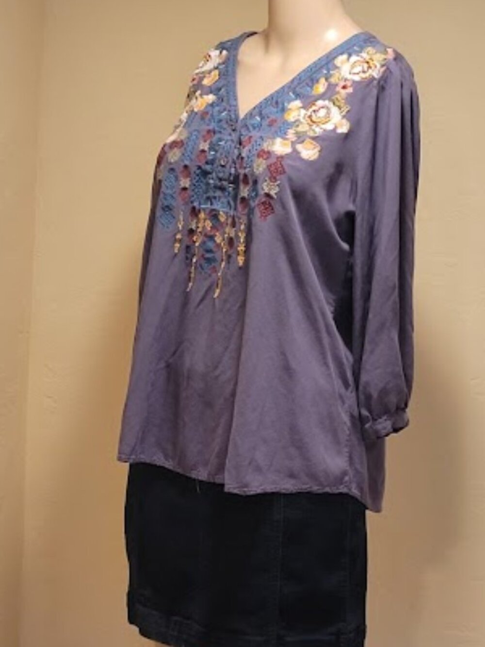 Small Andree By Unit pull-over vneck 3/4 sleeve with swing curved hem